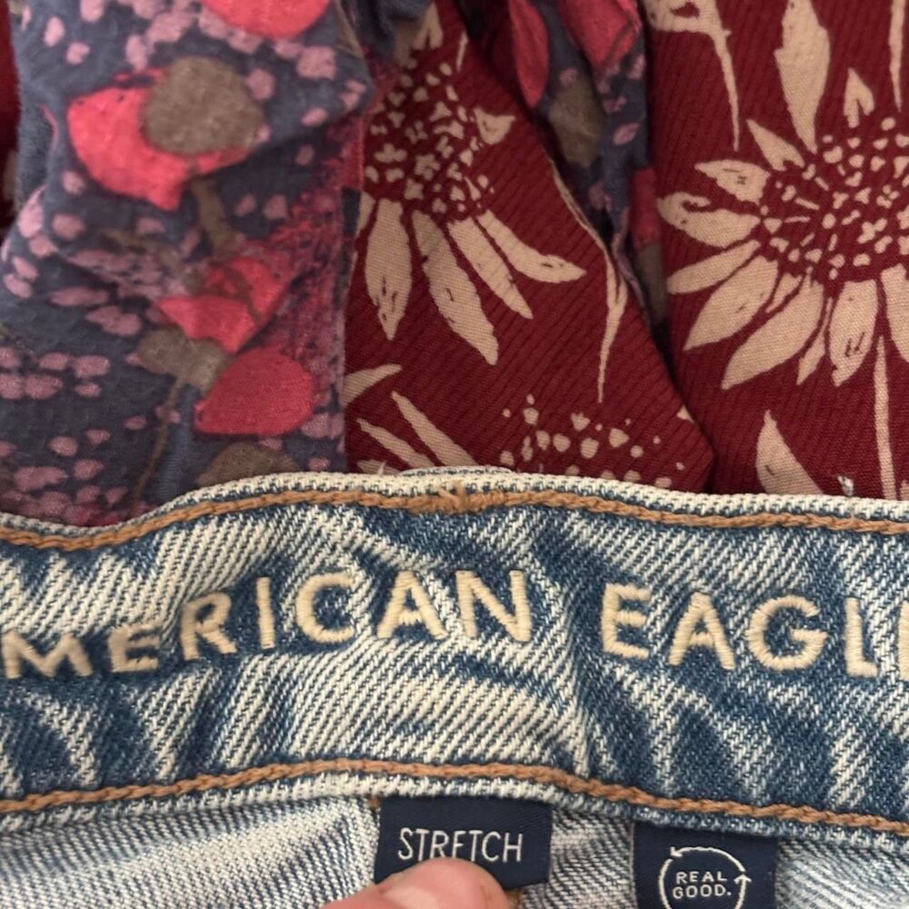 American Eagle lightwash barrel jeans size 6 - Picture 5 of 8